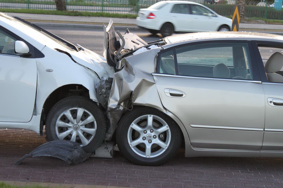 حلمى مفزع جدا اريد تفسيره , ما تفسير حلم موت شخص في حادث سياره والبكاء عليه